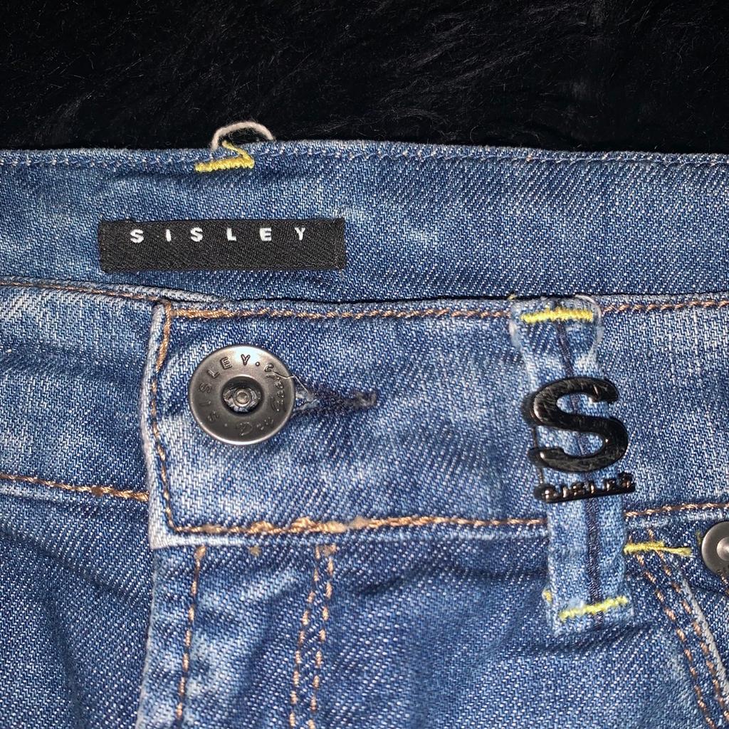 Vendo minigonna di jeans della Sisley
Ha 4 tasche vere.
Elasticizzata.
Tg S.