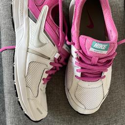 Size 5 trainers.
Only worn twice indoors - great condition
Collection only from CV3 2TL