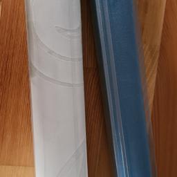 2× 60x140cm 
1x Weiß mit Muster
1x Blau (Reste, reicht genau für ein Fenster)
Nur 2 Vorhänge ohne Schiene (muss seperat bei ikea erworben werden)