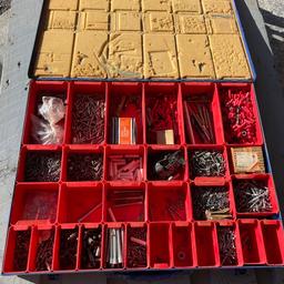 Werkzeug Kiste mit vielen verschiedenen Schrauben usw.!
Kiste mit Inhalt Nägel Schrauben Nieten Beschläge Dübel …..!
Kisten Ausmaße 45 cm mal 58 cm
FIXPREIS