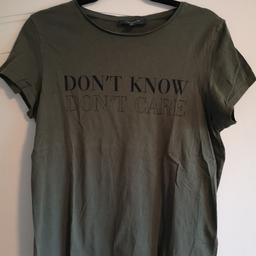dunkelgrünen T-Shirt mit schwarzer Aufschrift
Größe: XS (aber locker geschnitten) 34/36