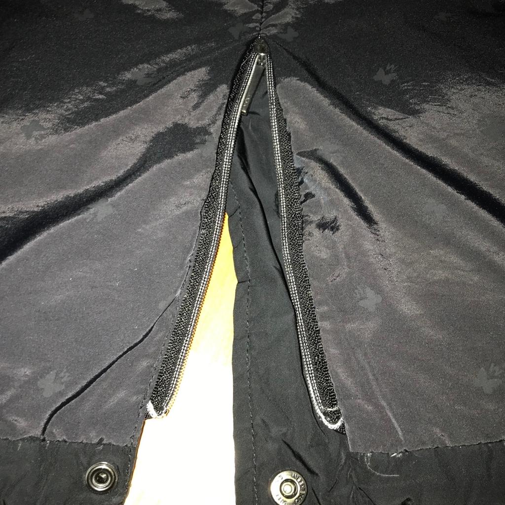 Ein schicker Daunen Mantel Farbe schwarz , kommt nur nicht so auf den Bildern raus
Super Zustand
Zwei Wege Reißverschluss /Taschen und hinten unten auch mit Reißverschluss
Kuschlig warm und sehr schick mit den Kragen
Größe 38