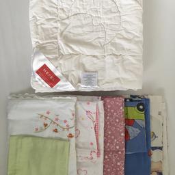 Hochwertige Bettdecke, neu gekauft, für 1 Kleinkind benutzt
Inkl. 5 Sets Kinderbettwäsche
100x135 cm