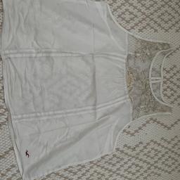 Verkaufe leichtes Top / Bluse in der Farbe Weiß 
Mit goldenen Pailletten