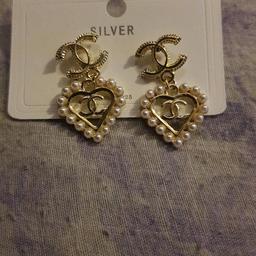 New and unworn item  dangle earrings 
Fashionable and elegant 
Match to any casual or formal outfit 
ideal gift for any special occasions 
Any query just ask 
Thanks for looking
