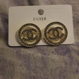 New and unworn item  glittery, elegant and  classic style  earrings 
Match to any casual or formal outfit 
ideal gift for any special occasions 
any query just ask 
thanks for looking