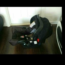 Graco carseat carrier in good condition
OPEN TO OFFERS.  CHECK OUT MY OTHER ITEMS THANK YOU 😊