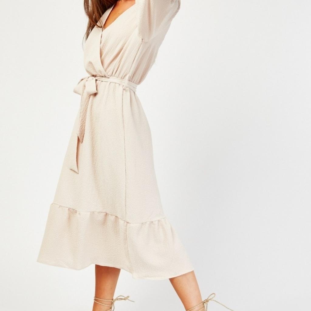 Product Description:
Material: 98% Polyester, 2% Spandex
Measurements: 46" (Shoulder To Hem)
Size: 10-12
Product Details:
Elastic Waist Band
Elastic Sleeve Trim
Belt Loops
Tie Up To Waist
Textured Wrap Front Midi Dress
p&p £3.99
no return excepted.