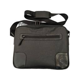 Ted Baker black messenger bag. Ted Baker branding on strap. Ted Baker accessories collection. Adjustable shoulder strap. Storage insert inside. Simple and stylish storage is the order of the day. Helping you get to work or that all-important meeting. A classic style that’ll never go out of fashion, this document bag can hold an array of files and even a laptop, while being extremely easy to transport thanks to the variety of handles.