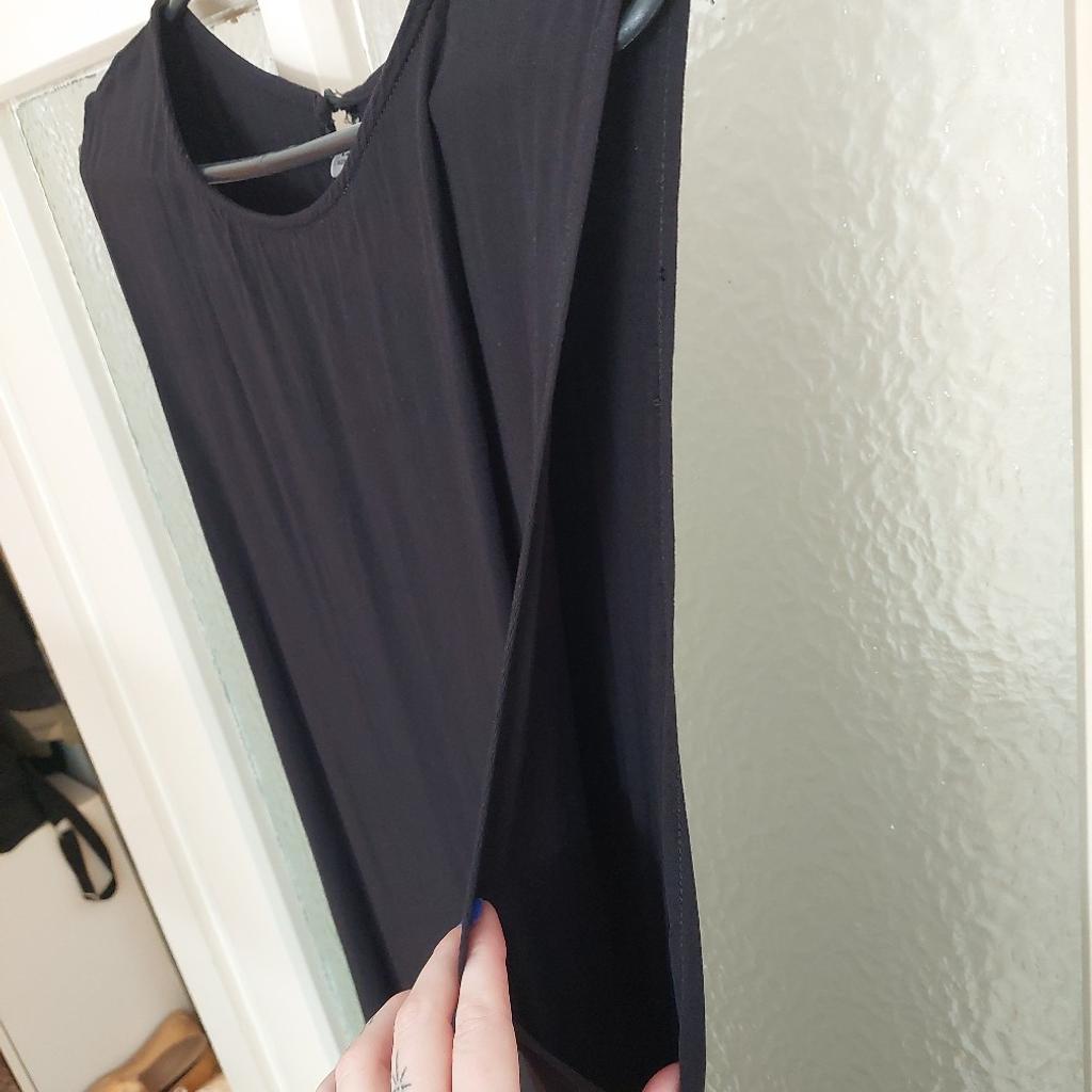 Verkaufe langes schwarzes Kleid von Divided H&M
Gr. 40

keine Mängel.

Da es sich um einen Privatverkauf handelt ist keine Garantie, kein Umtausch und keine Rückgabe möglich.

Versand möglich zzgl Versandkosten