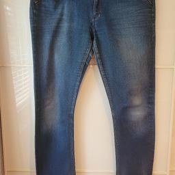 Selection of ladies jeans, sizes and prices on pics.

Collection Fairfield