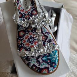Flat blingy sandals size 6
brand new comes boxed