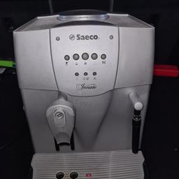 Saeco Kaffeemaschine. Ist undicht (Wasser rinnt aus), aber funktioniert. Zum Reparieren gedacht. Ist mit Bohnen zu befüllen.