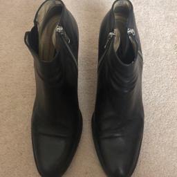 Atelier Voisin black ankle boots
Very good condition
Size 5 U.K.
Bargain
Bundle discounts available