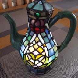 BEAUTIFUL TIFFANY STYLE GLASS LIGHT UP TEAPOT!! .. QUALITY!! .. HEAVY AND ROBUST!! .. GLASS AND LEAD!! .. HAS THE CLASSIC VINTAGE ANTIQUE LOOK!! .. RARE ONE!! .. ALL ROUND DESIGN SO U CAN PLACE EITHER WAY ROUND!! .. WILL LOOK LOVELY AS A CENTRE PIECE ON A TABLE!! .. ON A WINDOW CILL!! .. IN YOUR BEDROOM OR BATHROOM!! .. OR BASICALLY ANYWHERE YOU WANT TO PUT IT!! .. U CAN USE WITH THE LED LIGHT UP BATTERY UNIT SUPPLIED!! .. FOR NIGHT TIME USE!! .. JUST SWITCH ON AND OFF OR USE TIMER SWITCH!! .. .. MINT CONDITION!! .. INXS OF £110 .. WHEN BOUGHT NEW!! .. STILL AS GOOD TODAY!! .. IF NOT BETTER!! .. AS U DON'T SEE THEM!! .. HEIGHT 8.5" .. THE ONLY OTHER ONE I HAVE SEEN IS .. ONE CURRENTLY BEING SOLD ON ANOTHER AUCTION SITE!! .. & OUT OF AMERICA
(STARTS WITH AN E ENDS IN Y AND AS TS IN THE MIDDLE!! .. BEING SOLD FOR £117.86 .. PLUS £17.48 POSTAGE!! ) .. .. GRAB THIS .. A REAL BARGAIN!!! .. COMES FROM SMOKE FREE HOME!! .. BUYER COLLECTS!! .. OR .. COULD DELIVER LOCALLY FOR A SMALL FEE!!