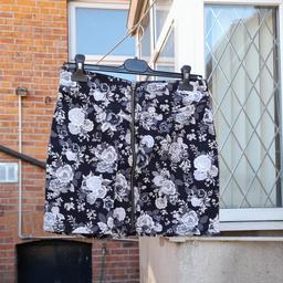 ▪ £15
▪ There's a label that says 14 inside, I'm guessing it's a size 14?
▪ Good condition
▪ Denim + black/white/grey floral
▪ If want more information, more pics or measurements, please ask

-
-
-

short high waist waisted aline a-line black grey mini skirts large size 14 ladies size 12