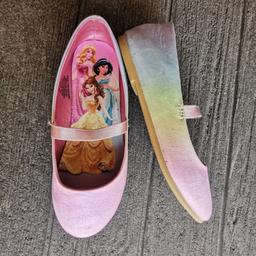 Süße H&M Ballerinas Gr. 29 Disney Prinzessinnen mit Regenbogenmuster, wenig getragen.

Nichtraucher und tierfreier Haushalt!
Privatverkauf, Gewährleistung ausgeschlossen, keine Garantie und Rücknahme.
Übergabe auch südlich von Graz möglich!