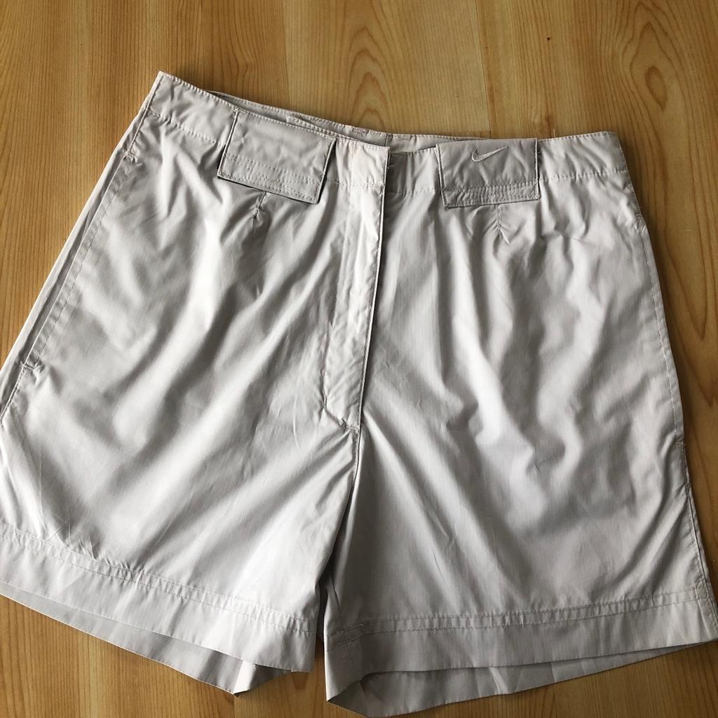 Nike leichte Sporthose für Freizeit Tennis Golf Wandern Größe 34 sehr wenig getragen Farbe hell grau