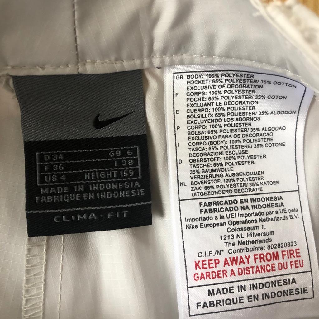 Nike leichte Sporthose für Freizeit Tennis Golf Wandern Größe 34 sehr wenig getragen Farbe hell grau