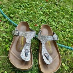 Hallo ihr Lieben
Zum Verkauf stehen hier ein paar schöne Birkenstock in Silber Glitzer siehe Bilder Größe 38 wenig getragen Versandkosten übernimmt der Käufer keine Garantie oder Gewährleistung da es sich hierbei um einen Privat Verkauf handelt somit ist auch der Umtausch ausgeschlossen Dankeschön Versand nach Österreich auch möglich gegen Übernahme der Gebühren 