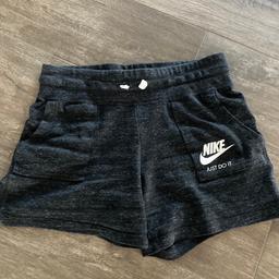 Verkaufe selten getragene Nike Sporthose / Shorts.
Bezahlung per Paypal möglich.
Versand für 2,25€ möglich.