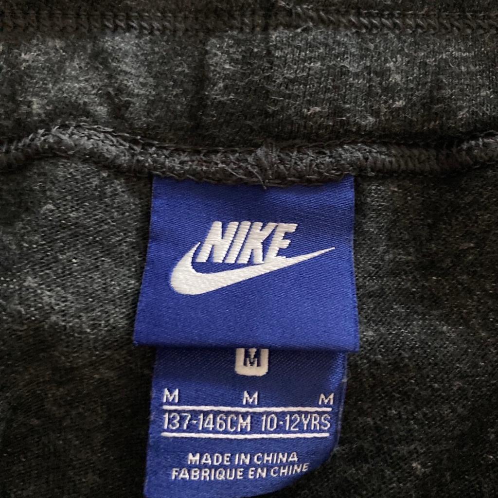 Verkaufe selten getragene Nike Sporthose / Shorts.
Bezahlung per Paypal möglich.
Versand für 2,25€ möglich.
