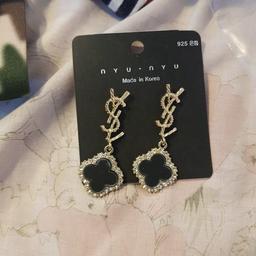 New and unworn item  dangle earrings
classy and fashionable 
match to any casual or formal outfit 
ideal gift for any special occasions  for  your loved ones 
silicone  back ear  fittings 
any query just ask 
price negotiable 
no silly offers accepted 
thanks for looking 
collection or by post