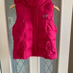 Holister Pink Gilet. Size Medium fits size 12-14. Good Condition.

Collection S64 Area. Can post for additional Post & Packing Fees. 😊