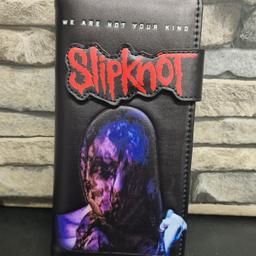 NO OFFERS ⚠️ PRICE IS SHOWN 
BRAND NEW IN PACKET 
WON'T KEEP ON HOLD 

PLEASE SEE PHOTO INFO FOR POSTAGE DETAILS ❤️ 

Officially licensed Slipknot Purse.

Featuring Their We Are Not Your Kind album artwork.

Spacious and stylish.

Multiple slots for cards and coins.

£7.50 Collection Marston Green B37 
£11.50 Includes UK p&p Via Royal Mail