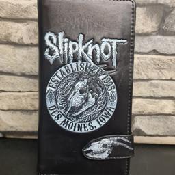 NO OFFERS ⚠️ PRICE IS SHOWN 
BRAND NEW IN PACKET 
WON'T KEEP ON HOLD 

PLEASE SEE PHOTO INFO FOR POSTAGE DETAILS 🖤

Officially licensed Slipknot Purse.

Featuring their Flaming Goat artwork.

Spacious and stylish.

Multiple slots for cards and coins.

£7.50 Each Collection Marston Green B37
£11.50 Includes UK p&p Via Royal Mail

2 Available