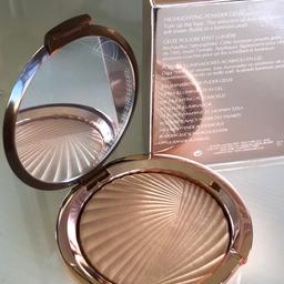 Brand new and boxed Estée Lauder Bronze Goddess Illuminating Powder Highlighter in “Heatwave”

Perfect condition

Postage via 2nd class signed