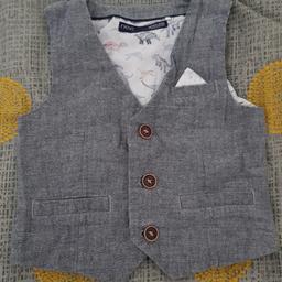 9to12month
Grey colour
Button front fastening