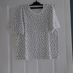 like new
whitw with small black flower pattern
size 20