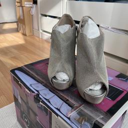 River island silver mesh high heels in size 7. Also comes with replacement heel repair.

Size:7
Great condition 
Offers welcome