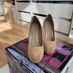 Dorothy Perkins nude platform heels in size 8.
Comfortable to wear even though it’s very high.

Size:8
Nude
Good condition
Offers welcome
