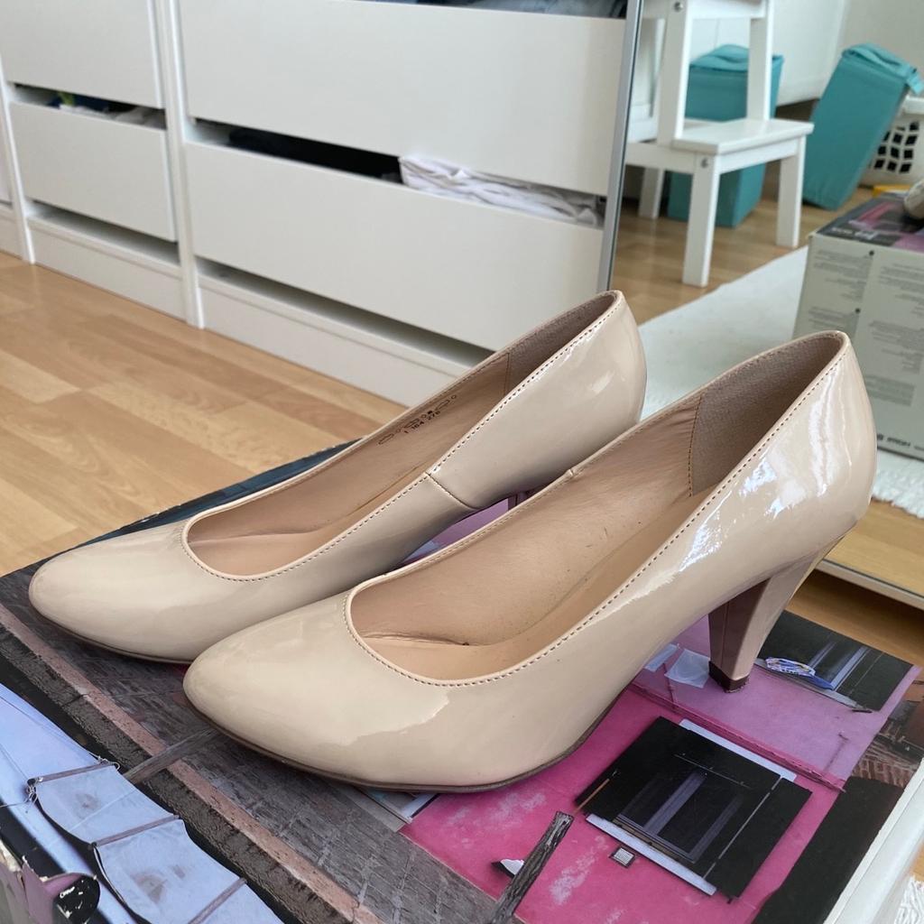 Nude patten kitten heel pump in size 7. Only worn twice. Very comfortable to wear.

Size:7
Nude
Great condition
Offers welcome