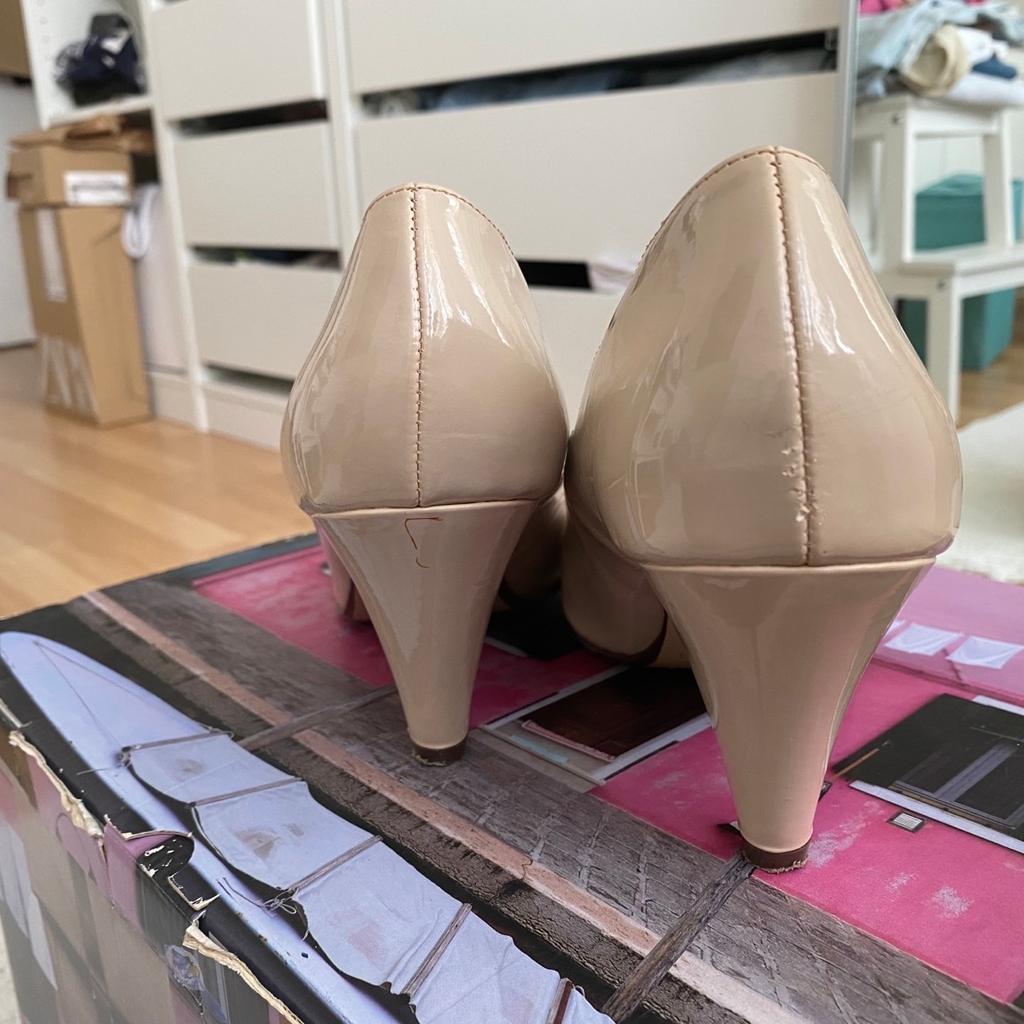 Nude patten kitten heel pump in size 7. Only worn twice. Very comfortable to wear.

Size:7
Nude
Great condition
Offers welcome