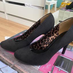 Black suede kitten pump in size 6 worn once for an occasion. Very comfortable to wear

Size:6
Black
Great condition
Offers welcome