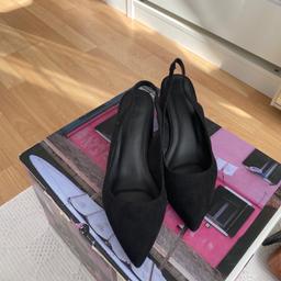 NEW ASOS black suede heeled shoes in size 6 wide fit. Very comfortable to wear.

Size: 6
Black suede
New condition 
Offers welcome