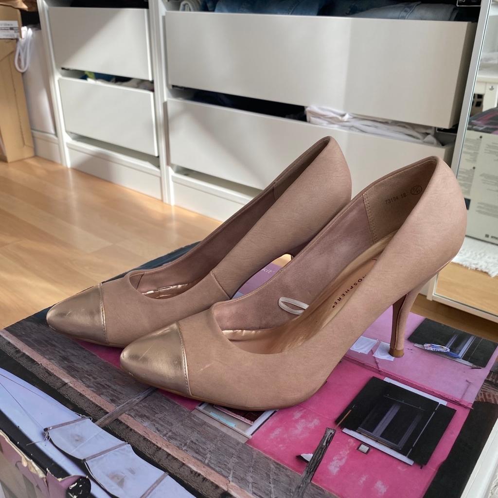 Nude heeled pump with gold accent at the front of shoe in size 7. Very comfortable to wear and in good condition.

Size:7
Nude
Good condition
Offers welcome