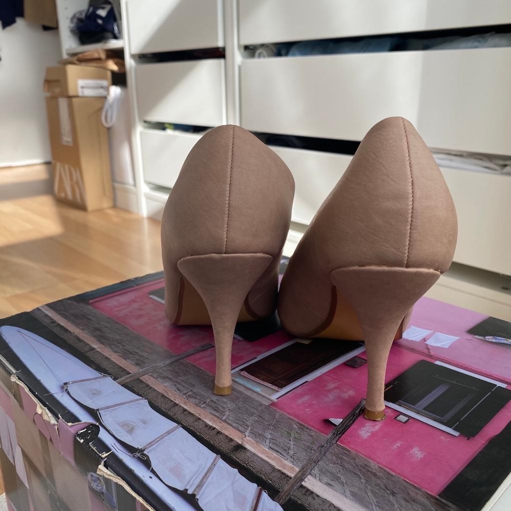Nude heeled pump with gold accent at the front of shoe in size 7. Very comfortable to wear and in good condition.

Size:7
Nude
Good condition
Offers welcome