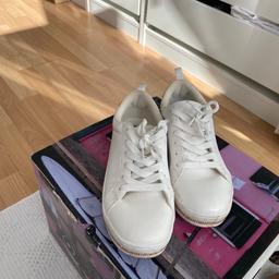 Primark white trainers with pink embellishment trim in size 7. Only worn a few times still in great condition.

Size:7
White
Good condition
Offers welcome