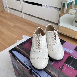 River island white loafers in size 6. Good condition

Size:6
White