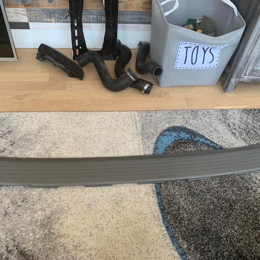 Range Rover L322 rear bumper tread plate trim plate back boot tread plate in good used condition - official Range Rover part, has one small area of damage as pictured however could be repaired and not overly noticeable