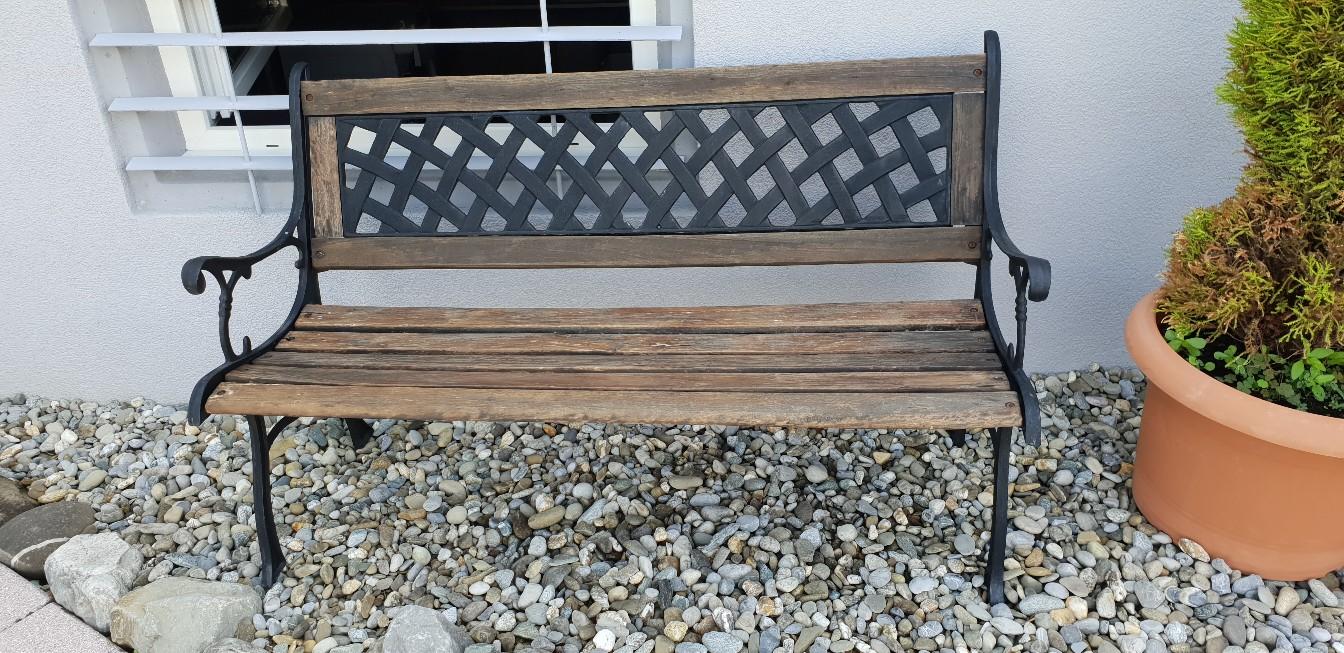 Gartenbank aus Holz und Schmiedeeisen . in 6850 Stadt Dornbirn für 25