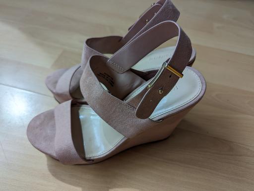 Buy & Sell East London Commercial Road - East London - Photos for FOREVER 21 blush pink suede wedge platform sa