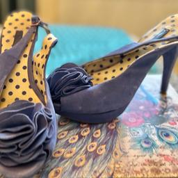 Wedge wood blue Suede effect wedge/platform heel (5 inch appox) sandals- sling back-
Very very good condition
SIZE: 6
Buyer must collect-Stourbridge-or will post for added PP£3.99