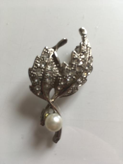 Buy & Sell North Yorkshire Scarborough - North Yorkshire - Photos for VINTAGE BROOCH - LEAF WITH PEARL DROP