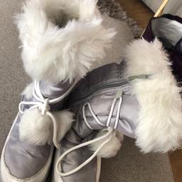 Women’s Snow Boots
Size 36/ 3 1/2
Silver with white fur
Side zip and laced front and furry bobbles 