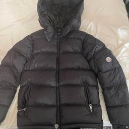 Moncler jacket size small
Barely used, excellent condition
1:1 rep, has all lables and moncler cartoon.
Collection only